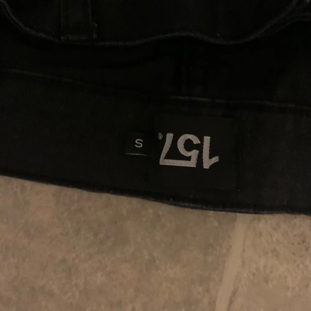 Snygga svarta skinny jeans från lager157 i storlek S. Perfekta för en stilren look med en tight passform. De har en klassisk design med dragkedja och knapp framtill.. Farkut & Housut.