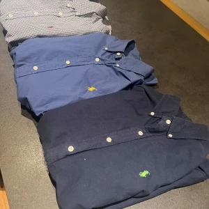 Tre skjortor från Ralph Lauren - Säljer tre snygga skjortor från Ralph Lauren. Alla är i storlek M perfekt för dig som resellar och vill ha skjortor för extremt bra pris. Skick är 9/10 på alla. Vid mer frågar så tveka inte på att skriva. Pris går att diskutera. Alla säljs även separat i min profil