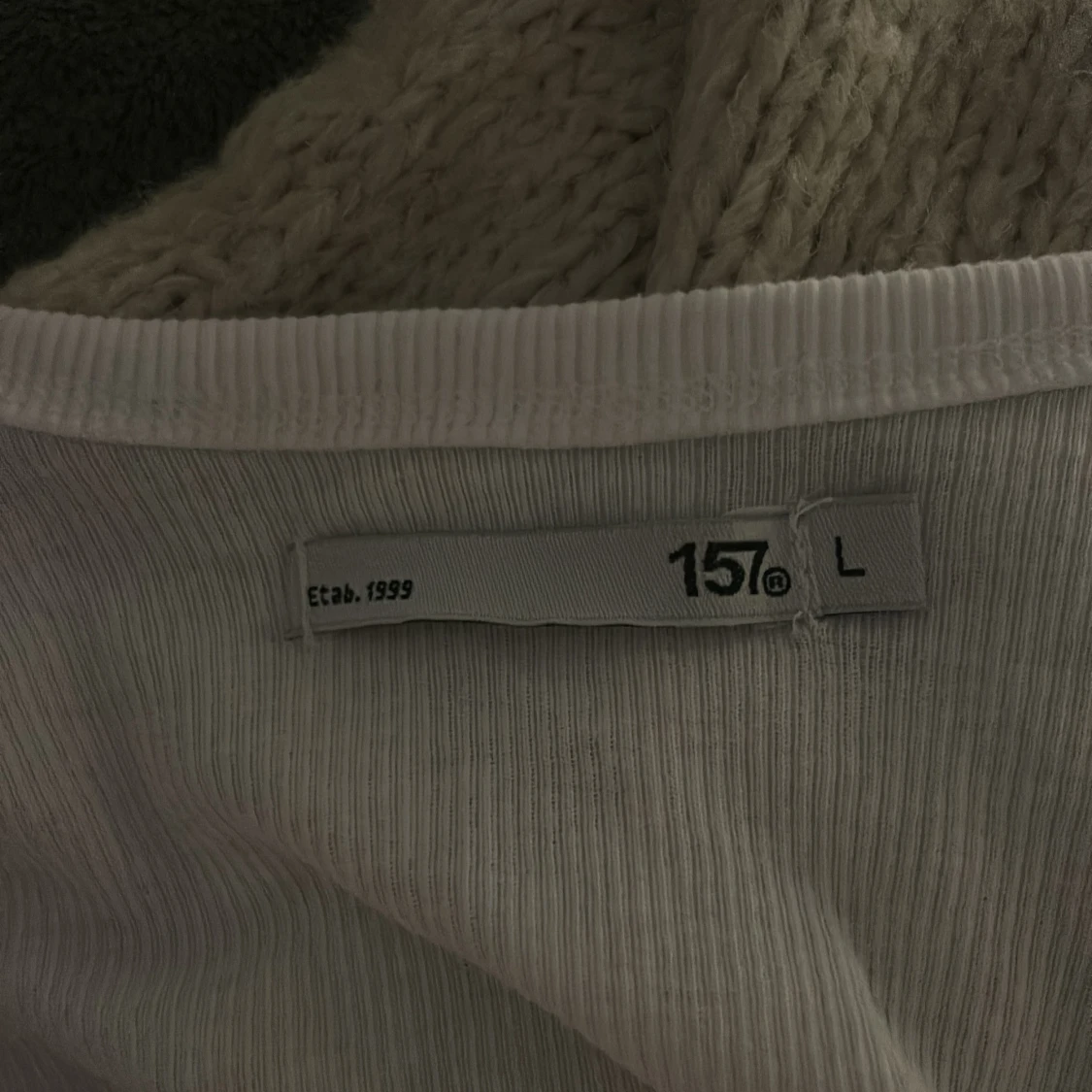 Vit ribbad linnetopp från 157 - 1