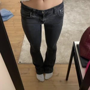 Svarta jeans  - Svarta lågmidjade bootcut jeans i storlek 32💓( passar mig bra som brukar ha 32/34)