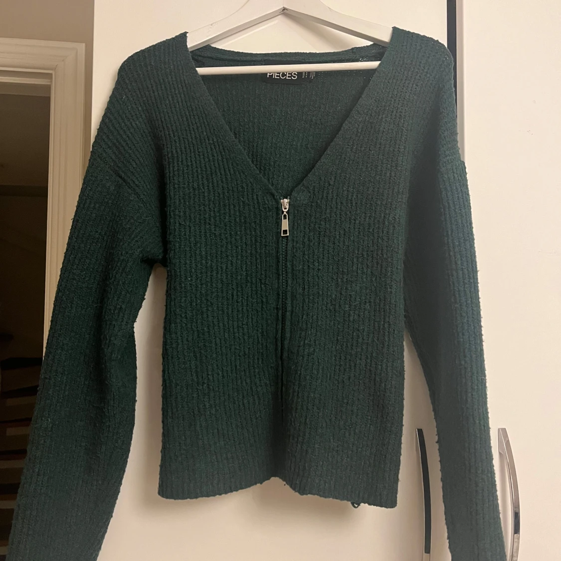Mörkgrön ribbad kofta från Pieces - 2