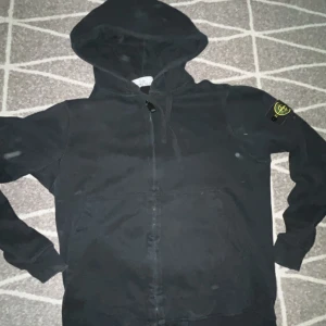 Svart hoodie från Stone Island - Skön zip hoodie från Stone Island. Säljer då den ordagrant aldrig kommer till användning och rensar garderoben. Priset e ej hugget i sten vid snabb affär o vill ni ha mer bilder elr undrar nåt äre ba o hörs av er🙌💯