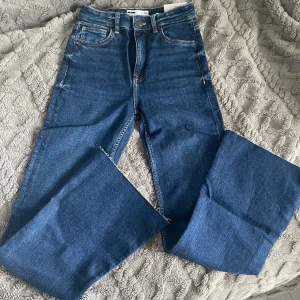 Flare high waist jeans (petite) - Nya med prisplapp ☺️ innebensmått:71/72 cm. Originalpris: 400kr