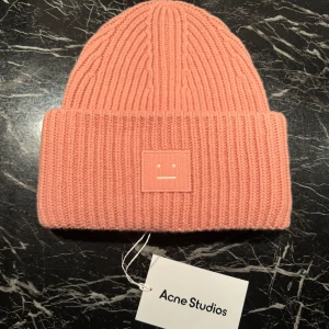 Acne Mössa - Ny skick