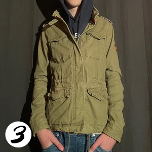 Field jacket - Tjo, säljer nu en stilren field jacket ifrån märket superdry🌟 skick: 10/10 Inga defekter✅nypris: runt 2000kr❌ vårt pris: 699kr✅ kan gå ner vid snabb affär, skriv bara vid frågor och funderingar🙌