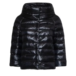 Herno jacka - Intressekoll på min älsklings jacka💖💖🥹, verkligen så så snygg, går bara med på bud från 3000, på den 4e bilden ser man en laglapp som jag satt på då den fått ett litet litet hål, lappen smälter verkligen in så inget man tänker på överhuvudtaget, det är ända ”defekten” isåfall🥰