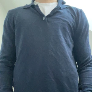 Mörkblå pikétröja  - Säljer en pikétröja som knappt har varit använd. Passar 165-170cm