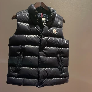 Moncler väst barn  - En riktigt snygg moncler väst perfekt för sommaren bra sick andvänds fåtal gånger 🙌🙌