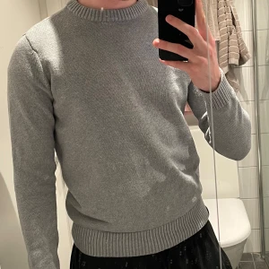 Stickad grå tröja - Säljer denna stickade tröja från dobber