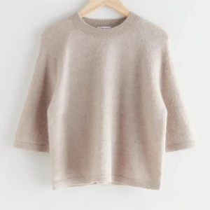 & Other stories tröja  - Säljer denna & Other stories tröjan i beige, storlek S. Säljer den då den inte kommer till användning längre. Så fin tröja som passar jätte bra nu till våren!