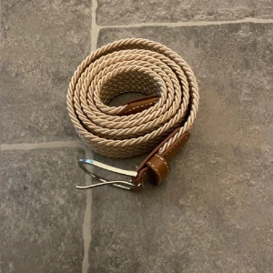 Flätat bälte beige - Flätat bälte beige || Längd 115 || Helt ny || Tveka inte att höra av dig om du har frågor