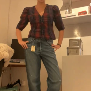 Rutig blus från Zara - Säljer en rutig blus från Zara i rött, blått och lila. Blusen har en v-ringning och knappar framtill. Den har trekvartsärmar och en figurnära passform.☺️