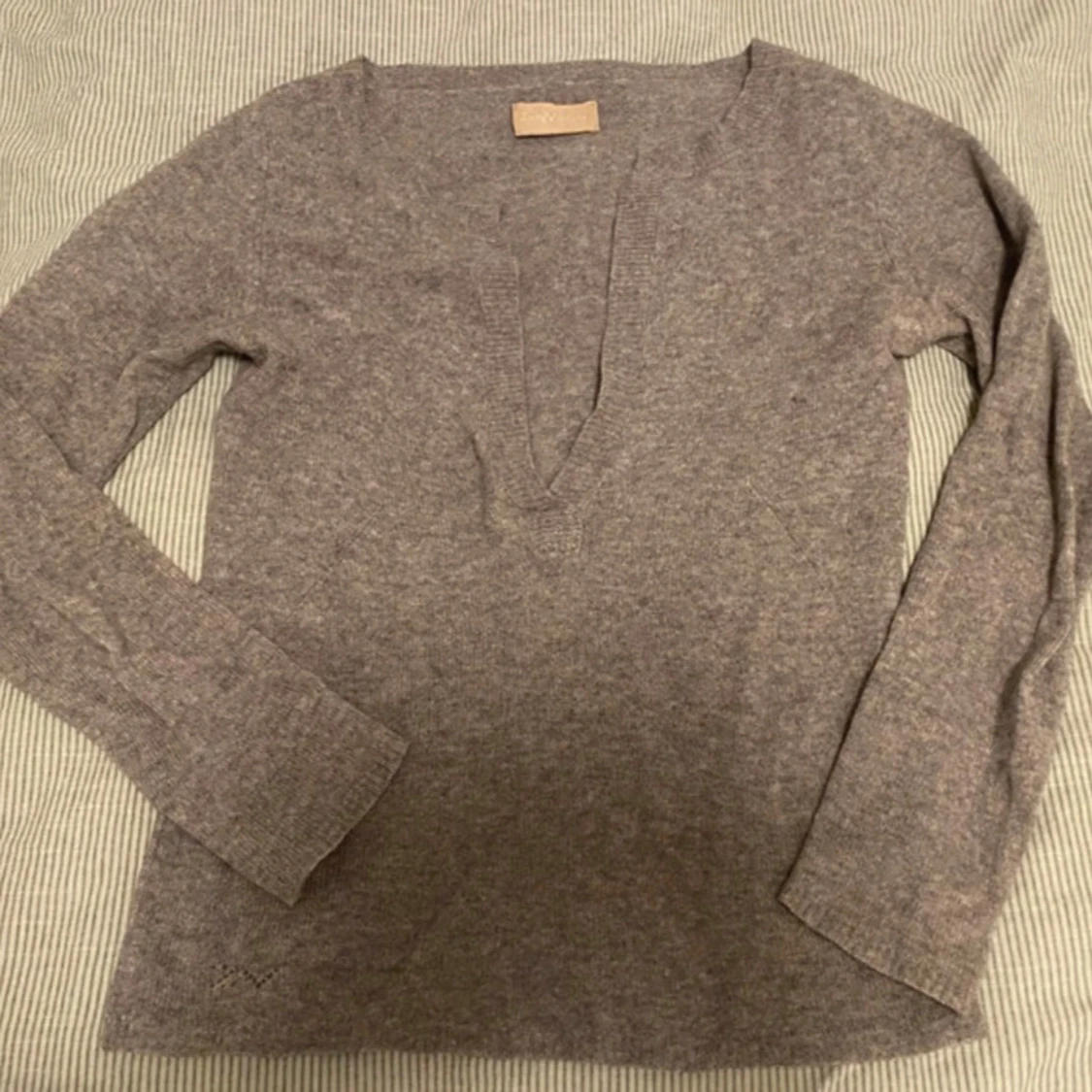 Grå kashmirtröja från Zadig & Voltaire