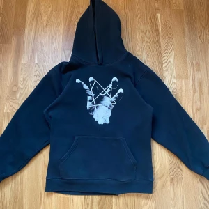 Playboi carti pentagram wlr hoodie  - Väldigt sällsynt och limiterad hoodie ifrån 12/25 droppet Extremt bekväm hoodie som sitter lite oversized Om fler bilder önskas är de bara att skicka ett dm. Priset är ej skrivet i sten!