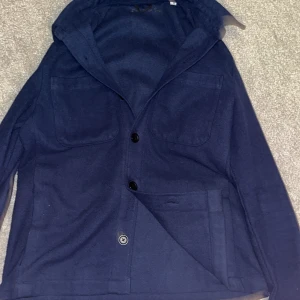 Donce de la sense overshirt - Stilren overshirt från donce de la sense funkar i nästan alla väder. Skick 9/10 inga defekter. 