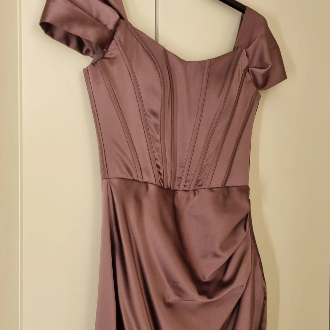 Lila långklänning med snörning - 1