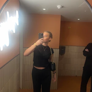 Svart spets topp - Svart lite croppad spetstopp med korta ärmar.