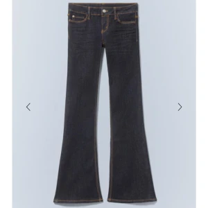 weekday bootcut jeans - jättefina populära jeans från weekday, endast använda en gång! Slutsålda på hemsidan, kom privat för fler bilder eller mått💓storlek 27/32 men de är ganska stretchiga så skulle säga att de passar W26-28 också 