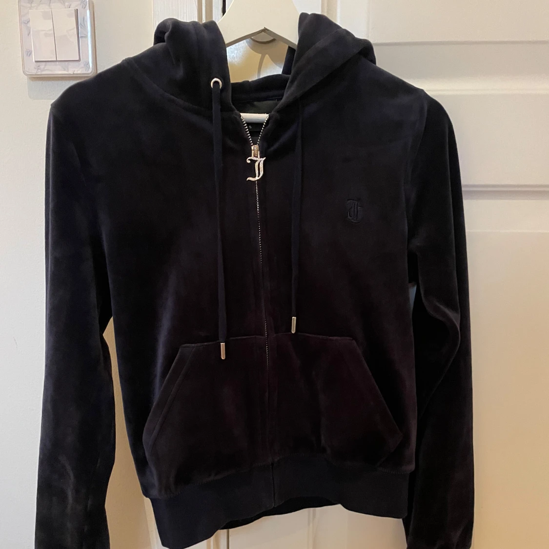 Mörkblå hoodie från Juicy Couture