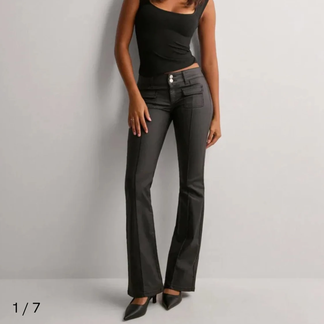 Svarta bootcut byxor med fickdetaljer - 2