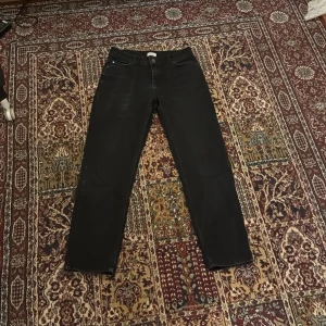 Grunt jeans. - Svarta jeans, storlek 26. Passar xs.