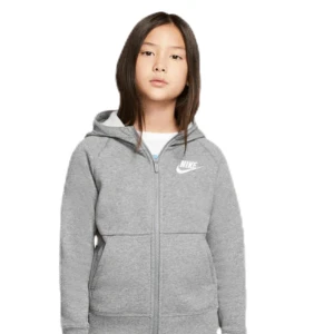 Grå hoodie från Nike - Säljer en klassisk grå hoodie från Nike med dragkedja och huva. Den har en enkel design med Nike-loggan på bröstet och långa ärmar. Perfekt för en avslappnad stil. Barnstorlek L/152