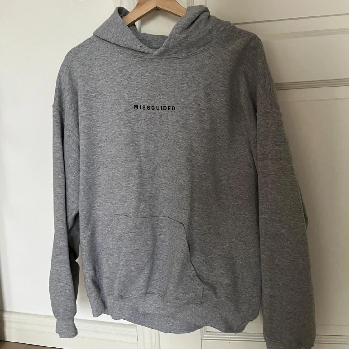 Grå hoodie från Missguided