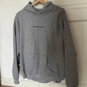 Grå hoodie från Missguided - Säljer en stilren grå hoodie från Missguided. Något nopprig men inget som syns! Jätteskön