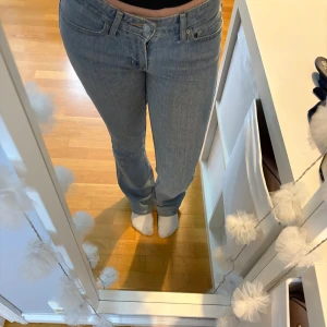 Ljusblå Levis jeans  - Fina ljusblå lågmidjade jeans. Storlek 27                Mått                                                       innerbensmått 80 cm                                                        Midja mitt över 38 cm                                                      Hör av er vid frågor eller funderingar💕