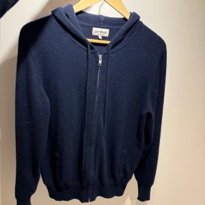 Soft goat hoddie  - Säljer du denna snygga soft goat Kashmir hoddie. Den är i topp skick och nypris ligger på 3000kr. Perfekt nu till våren. Bara att höra av er vid funderingar mvh Liam!😁