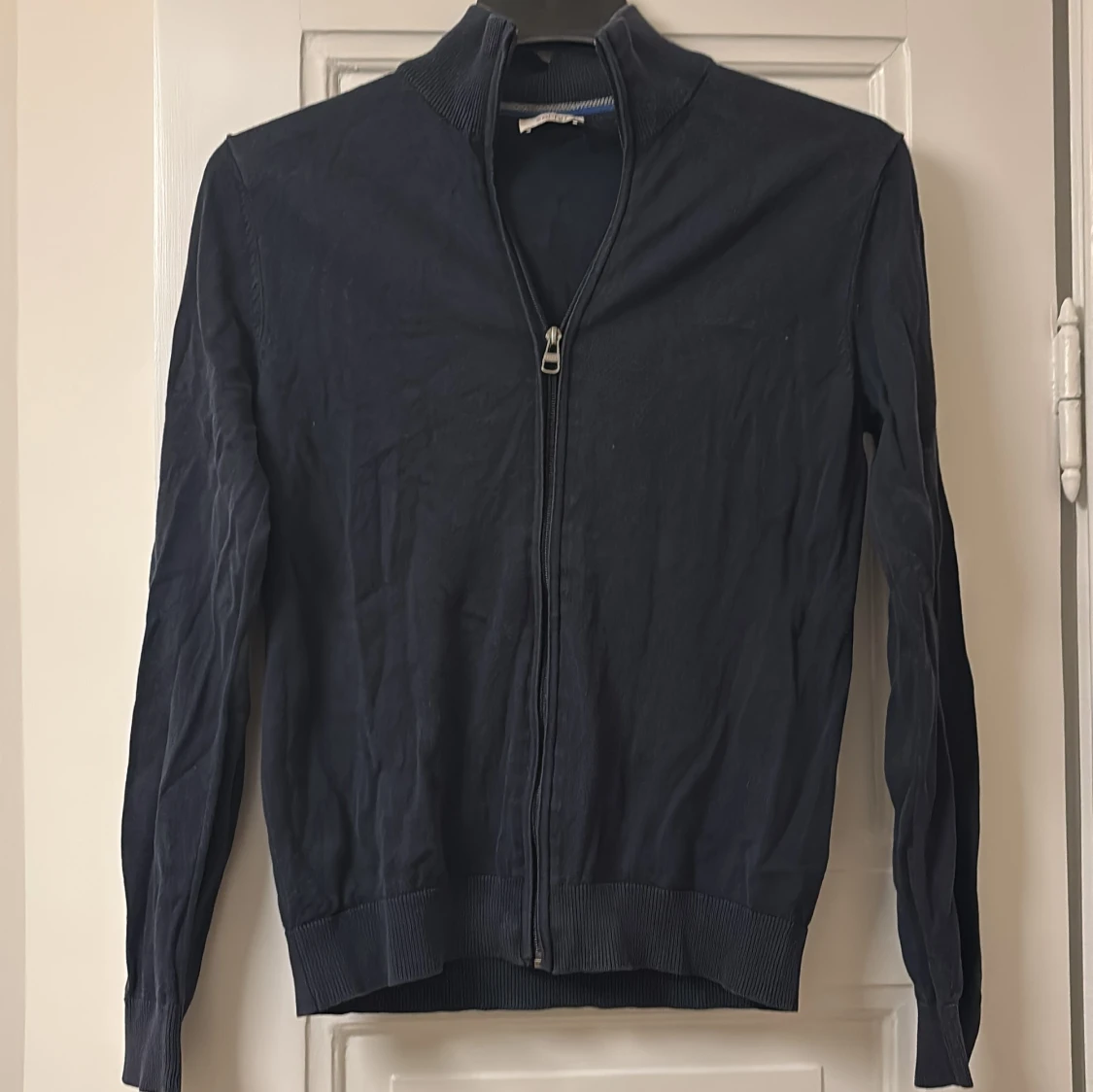 Mörkblå tröja med dragkedja från Esprit