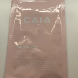 Skin Boost Sheet Mask från CAIA - Skin Boost Sheet Mask från CAIA är berikad med hyaluronsyra och vitamin E för normal hud. Denna ansiktsmask återfuktar och ger huden en fräsch känsla. Perfekt för en snabb boost av fukt och näring. 