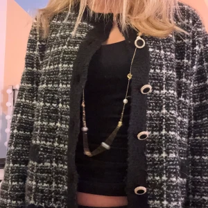 Svartvit rutig stickad kofta - En svartvit stickad kofta från VILA i storlek S. Nypris är 450kr! Använd ca 3 gånger.