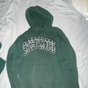 Grön hoodie från SWEET SKTBS - Säljer en grön hoodie från SWEET SKTBS ny pris 800kr