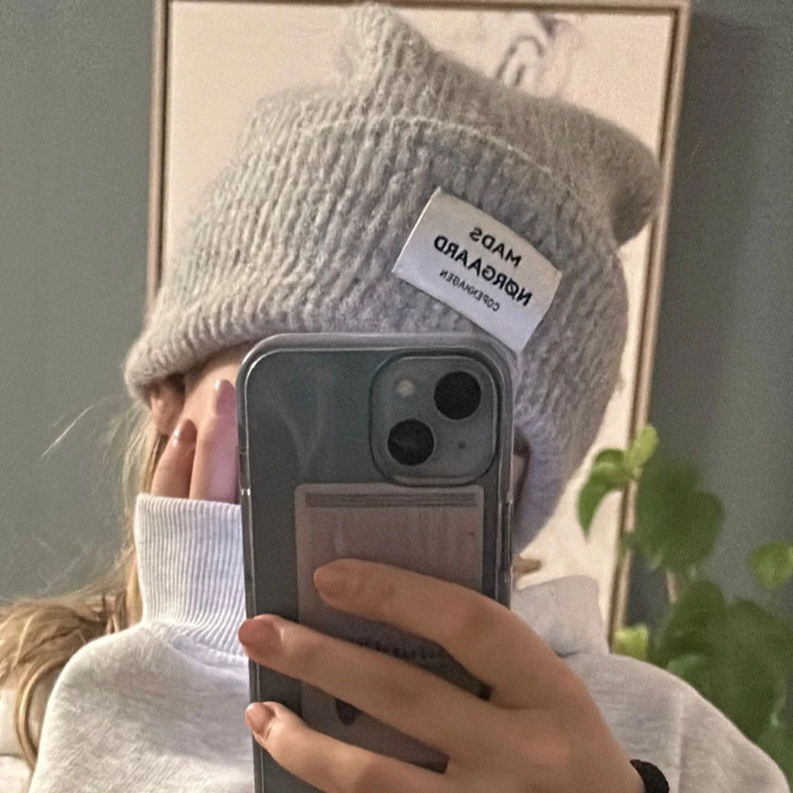 Grå stickad mössa från Mads Nørgaard