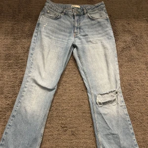 Blå jeans från Gina tricot - Snygga blå jeans från Gina tricot. Säljer för dom inte kommer till användning 