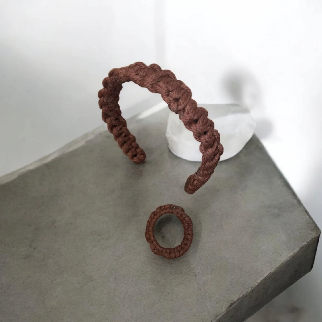 Brunt diadem knutet med makramé