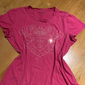 juicy couture t-shirt  - så söt juicy couture t-shirt i bra skick, dock har vissa paljetter lossnat men inget man märker direkt 💓storlek S/M skulle jag säga, skriv privat för flera bilder 💗