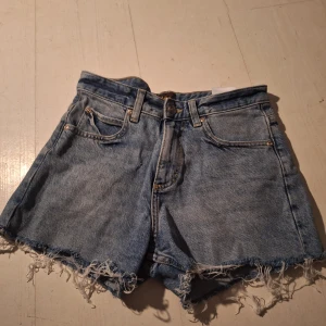 Blå jeansshorts från Lee - Säljer ett par klassiska blå jeansshorts från Lee. De har en hög midja och fransiga kanter för en avslappnad look. Perfekta för sommardagar! 🕶️