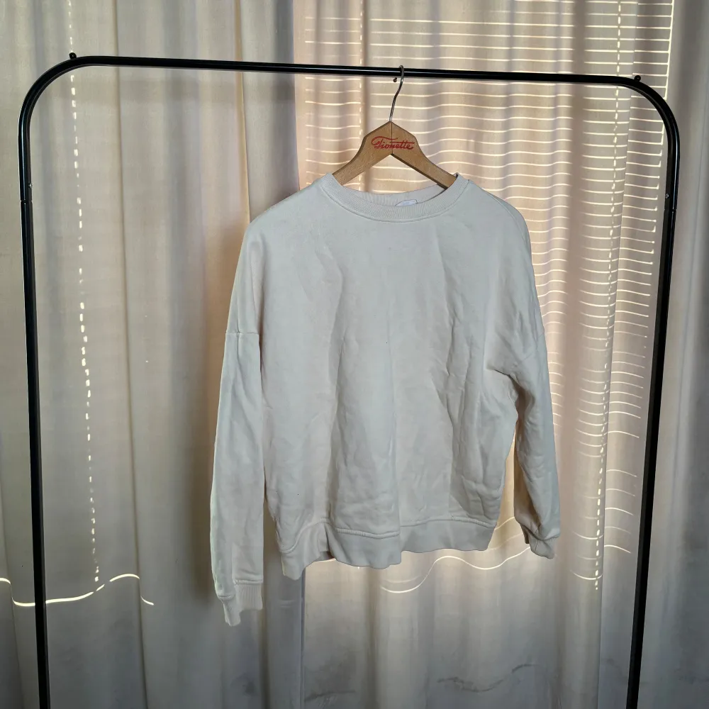 Säljer en stilren sweatshirt med rund hals och långa ärmar. Perfekt för en avslappnad look. Passar bra till jeans eller mjukisbyxor.. Neuletakit & Villapaidat.