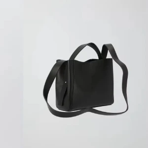 Svart handväska  - Snygg och stilren svart axelväska i skinn med både handtag och axelrem. Perfekt för en chic och minimalistisk look. Väskan har en enkel design som passar till många olika outfits.