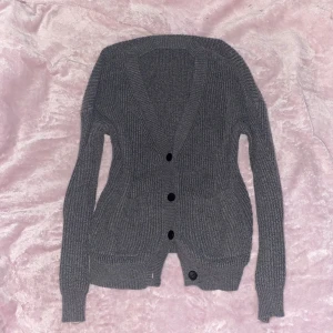 Grå kofta med knappar - Grå stickad kofta. Koftan är lite nopprig och har lösa trådar. Använd gärna köp nu💗🐾