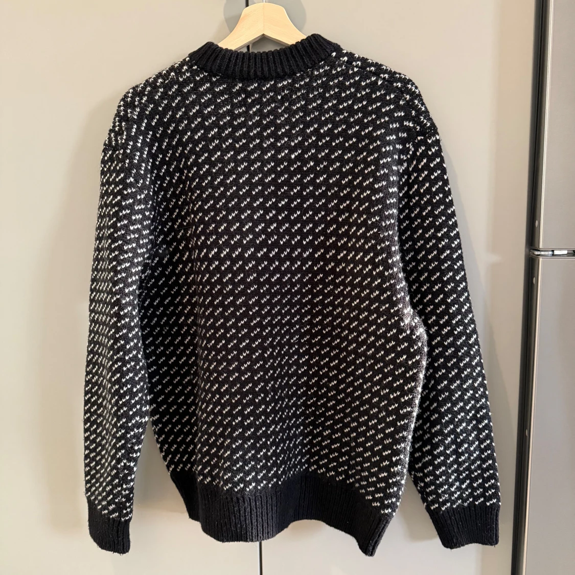 Svart och vit stickad tröja från Vailent - 1