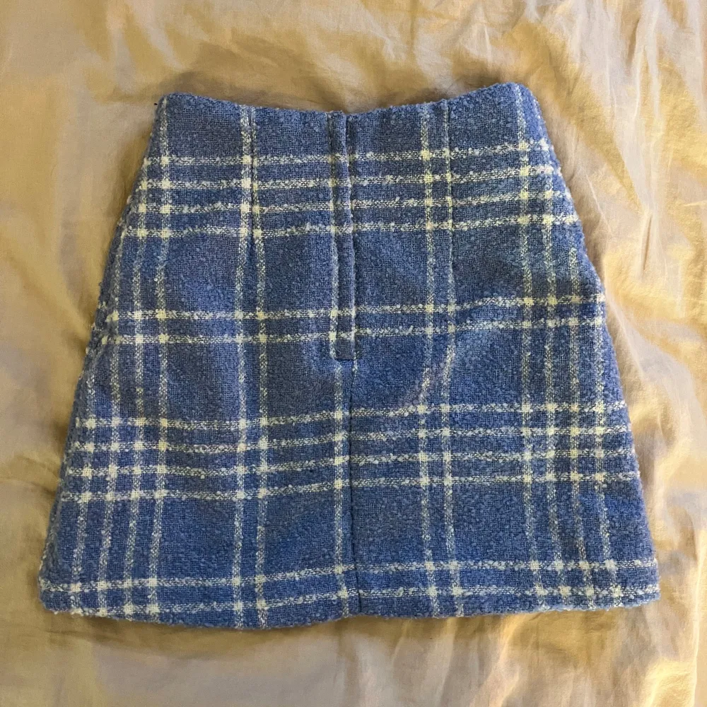Superfin blå rutig kjol från Monki. Kjolen har en klassisk A-linjeform med dragkedja baktill. Perfekt för att matcha med en enkel topp eller en mysig tröja. 💙. Hameet.