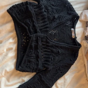 Zara stickad kofta - Kort stickad kofta från Zara, väldigt snygg och bekväm! Använd ett tag men i bra skick.