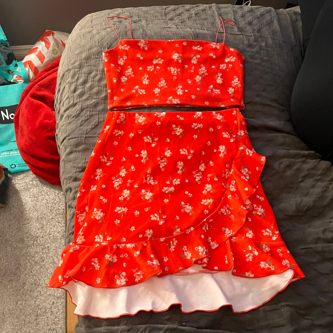 Röd blommig set med volang