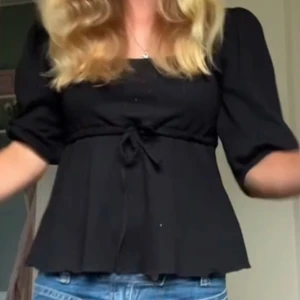 Svart blus med knytband - Skitsnygg blus/topp med ett band runt. Använd få gånger 💗