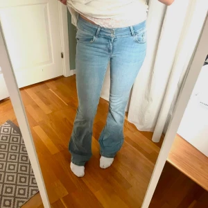 Lågmidjade bootcut jeans  - Knappt använda köpta från Nelly för 599kr, tror de inte säljs längre. Jag är 170cm