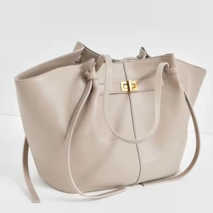 Ginatricot väska  - Super fin beige väska från Gina i beige, det finns fåtal defekter som inte syns men om man skulle vara intresserad kan jag ta en bild och visa💕💕