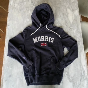 Mörkblå Morris hoodie - Skick: 9/10. Hoodien är i väldigt bra skick och har inga defekter. Från märket Morris i storlek M. Om du är osäker på om det kommer att passa kan du alltid fråga om mått! 